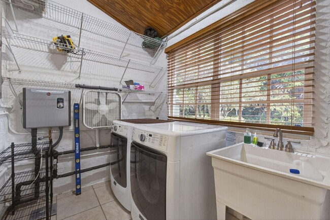 Building Photo - 616 Upland Rd