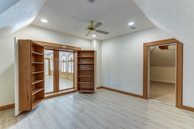 Building Photo - 90 Heathrow Ln