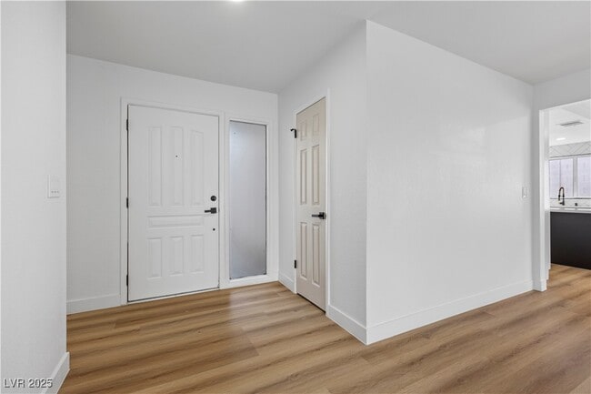 Building Photo - 4092 Ridgewood Ave
