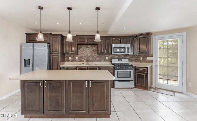 Building Photo - 12249 Delacroix Dr