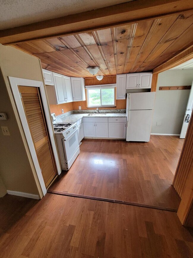 Building Photo - 2 Bedroom Home In Hazel Park
