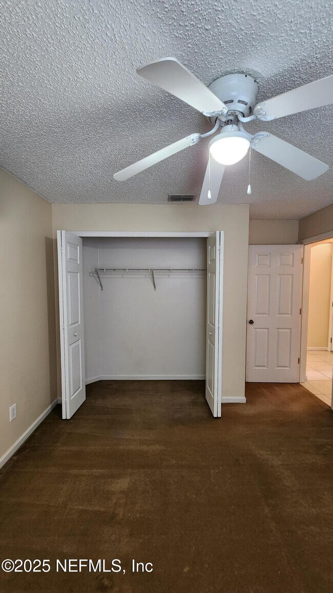 Building Photo - 256 Southlake Dr