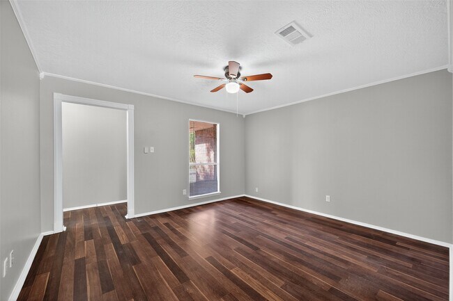 Building Photo - 811 Lochmoor Ln