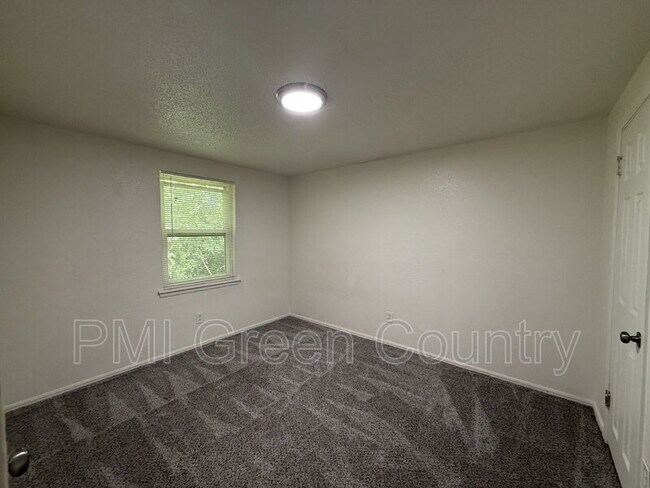 Building Photo - 318 E Redwood St