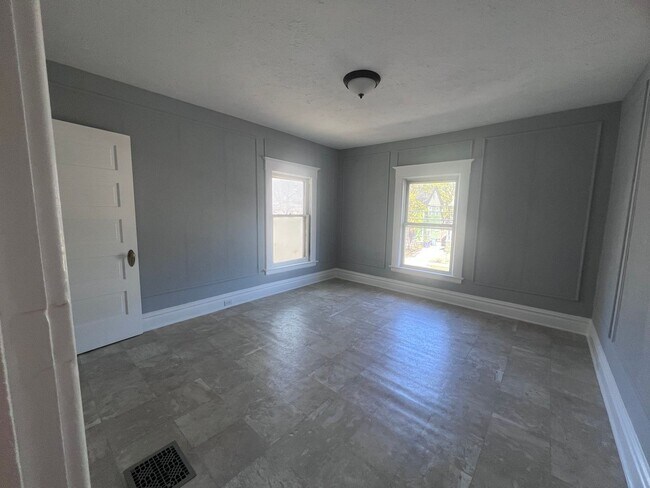 Building Photo - Large Single Family Five Bedroom Home!