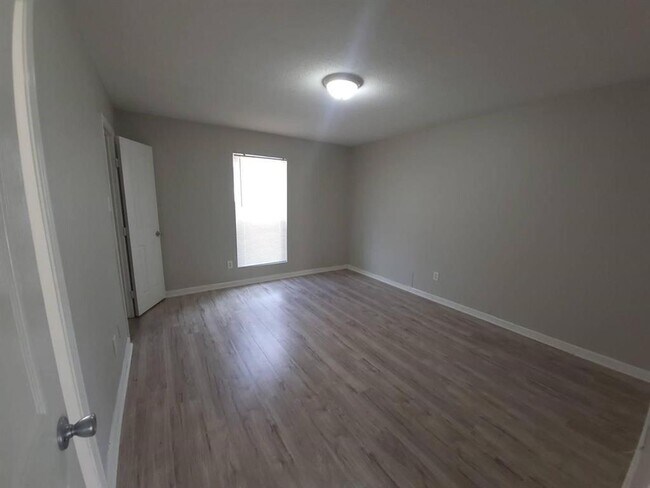 Building Photo - 8100 Creekbend Dr