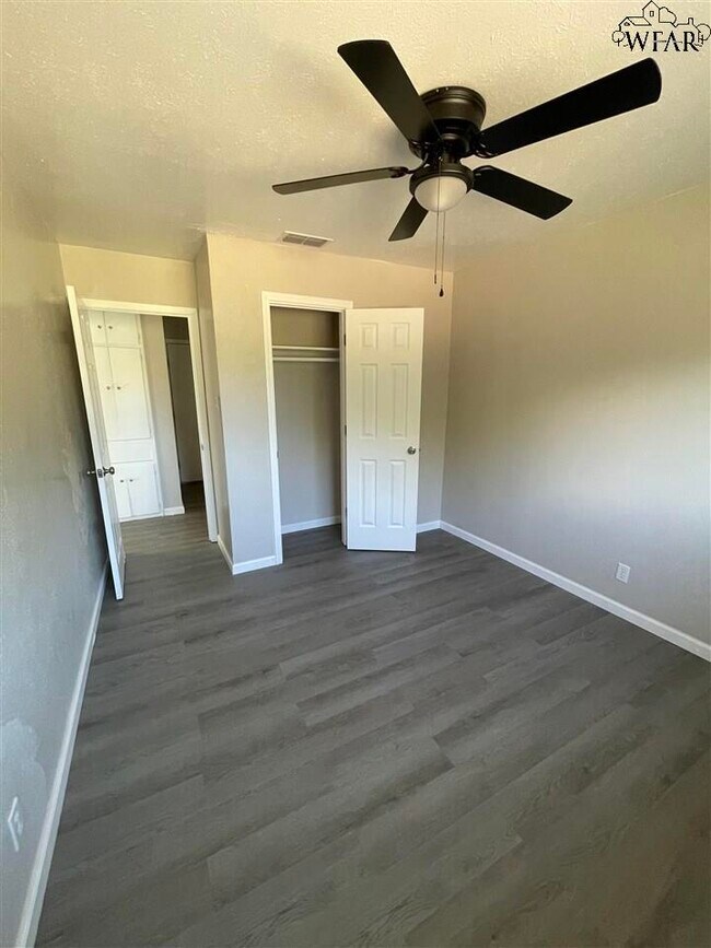 Building Photo - 5001 Lakefront Dr