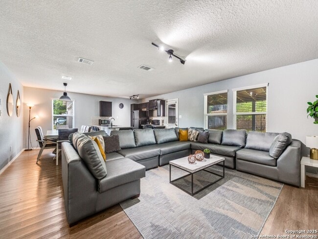 Building Photo - 11326 Babcock Bnd