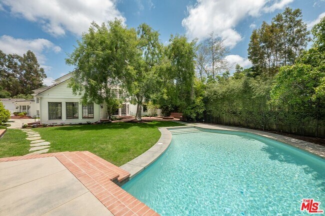 Building Photo - 1115 N Beverly Dr