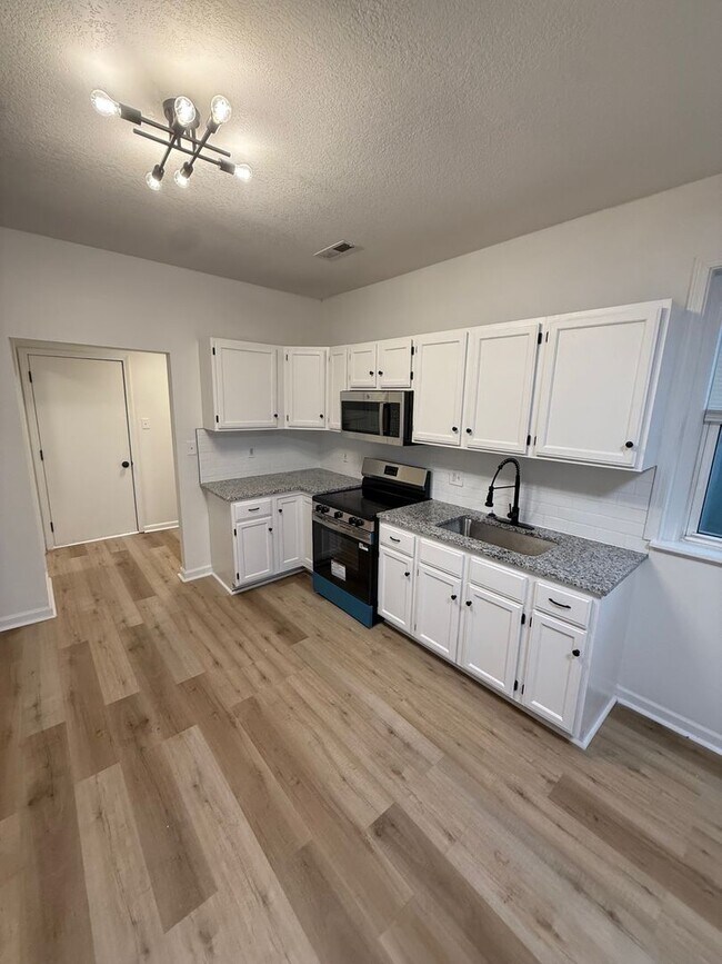 Building Photo - Charming & Updated 2-Bedroom Home in Heart of Olathe!