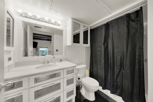 Building Photo - 2000 Bagby St