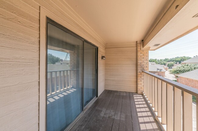 Building Photo - BEAUTIFUL and SPACIOUS Townhome in Ideal L...