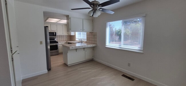 Building Photo - 5023 Oakbrook Cir