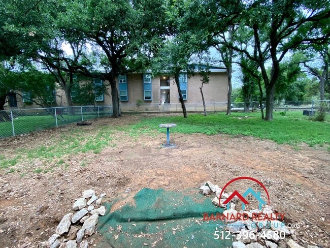 Building Photo - Available Now: 2 bed/1 bath with Fenced Ya...