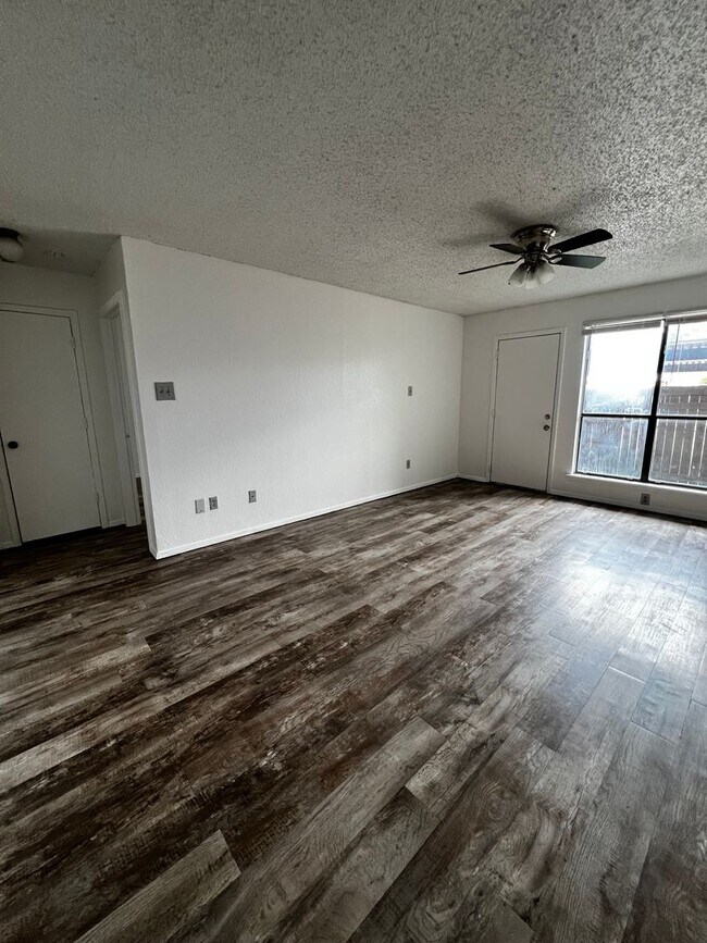 Building Photo - One bedroom Condo in Raintree Manor