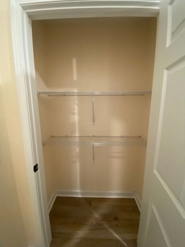 Building Photo - Charming 3Bed/2Ba Duplex Unit Conveniently...