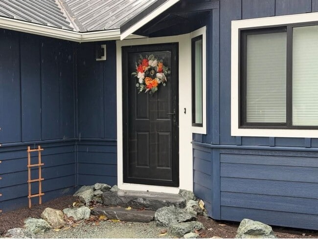 Building Photo - Lovely Single Level Rambler with Custom Finishes and Pet Friendly!