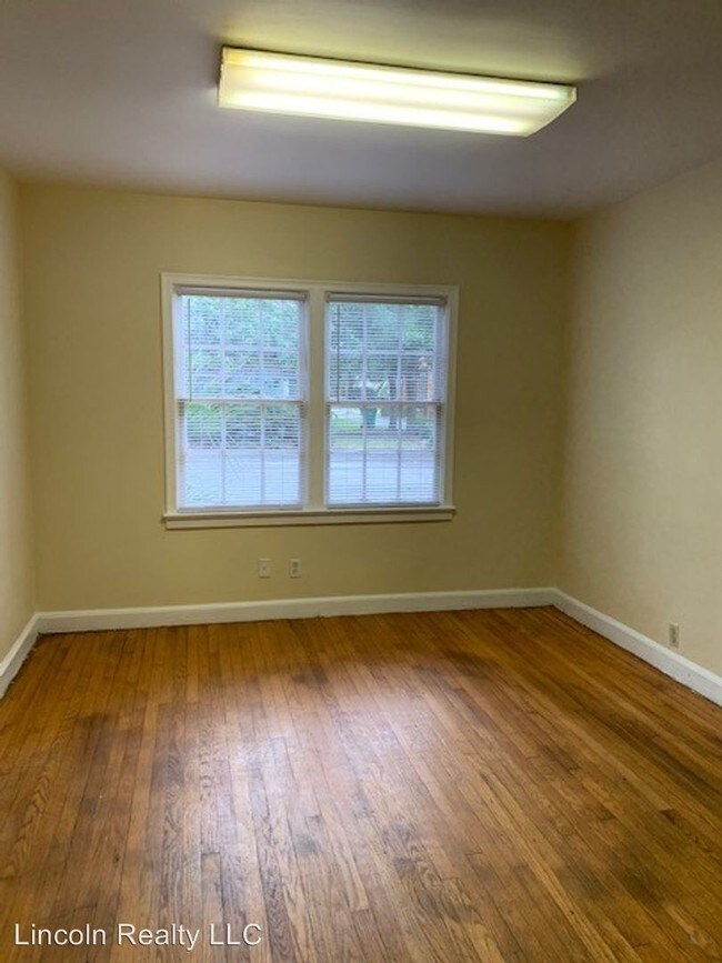 Building Photo - 3 br, 1.5 bath House - 104 E. Mary Street