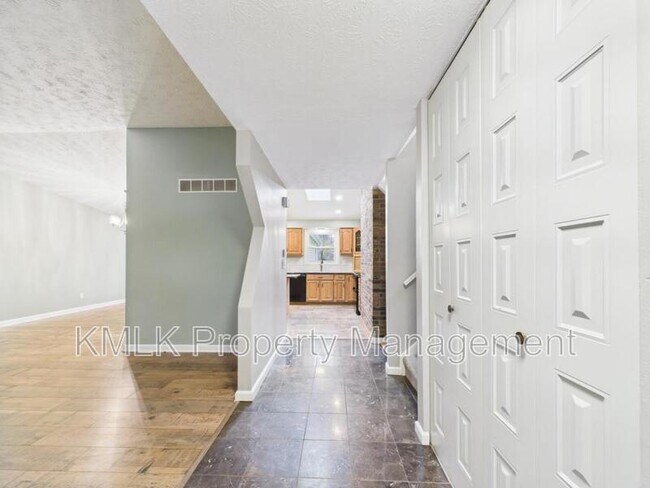 Building Photo - 874 Pleasant St