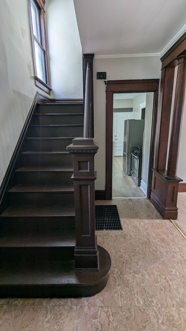 Building Photo - Spacious 5-bedroom, 1-bath home offers flexible living across multiple levels in Akron