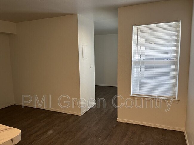 Building Photo - 1802 E 66th Pl