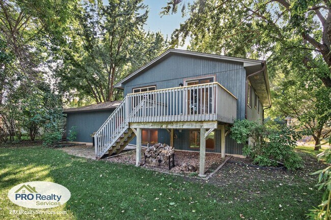 Building Photo - 4 Bedroom Home **Free November Rent with a...