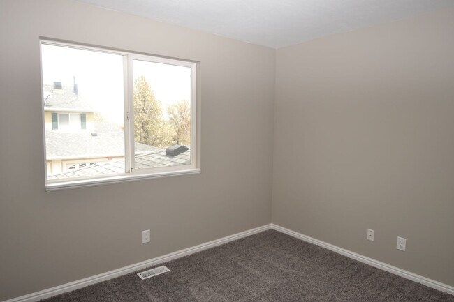 Building Photo - Beautiful 4 Bed 2.5 Bath Townhome in West Jordan!!!
