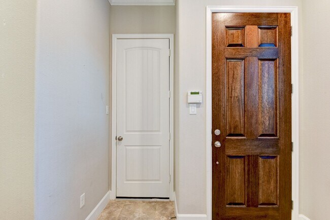 Building Photo - Beautiful Home Right on Durham Drive!