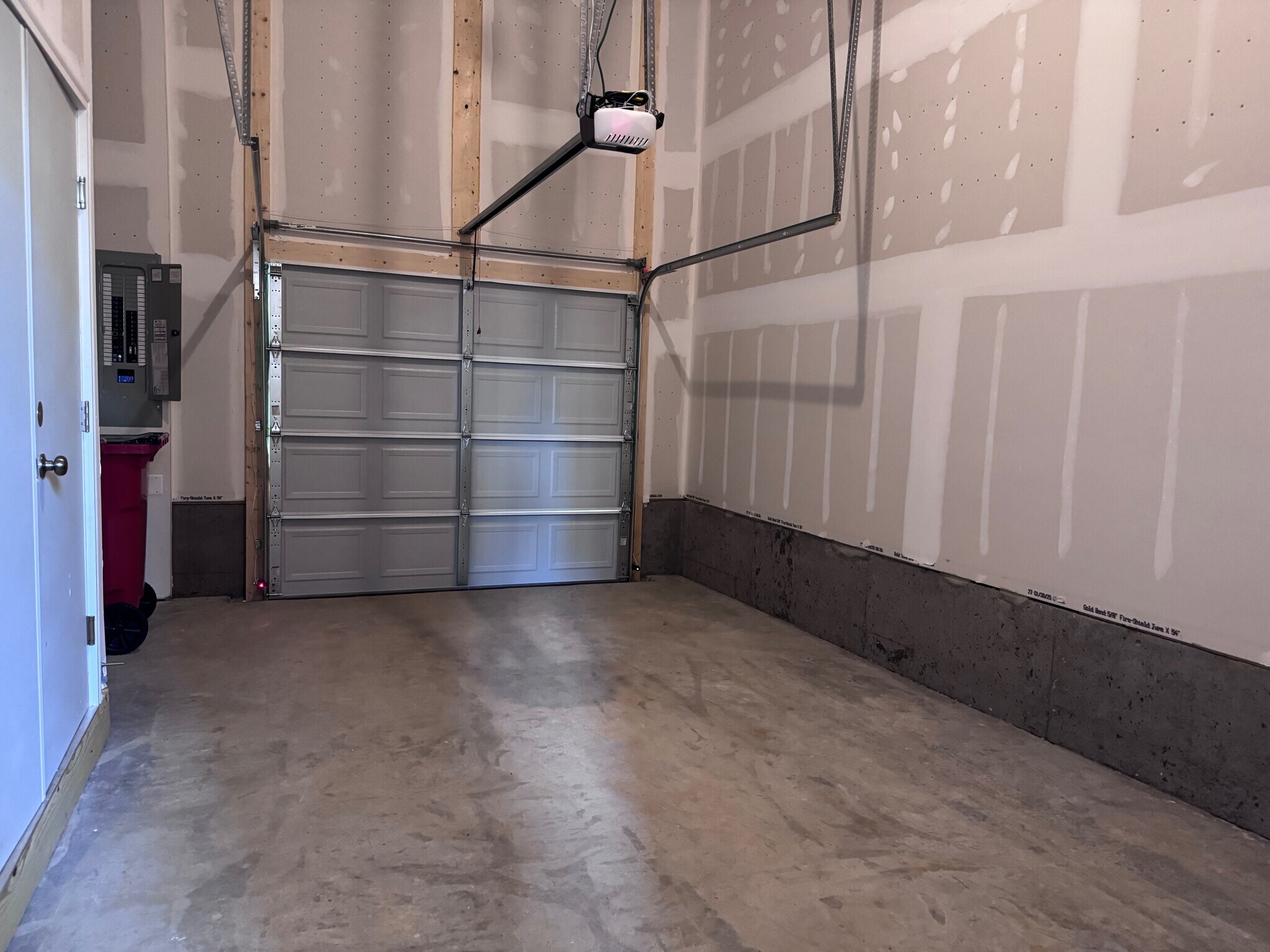 Garage - 91 Anthem St