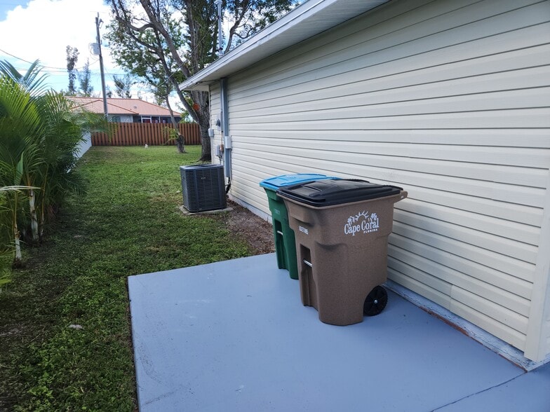 Building Photo - 408 SE 16th St