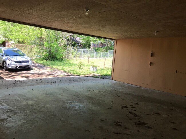 Building Photo - 1004 Maplewood Ave