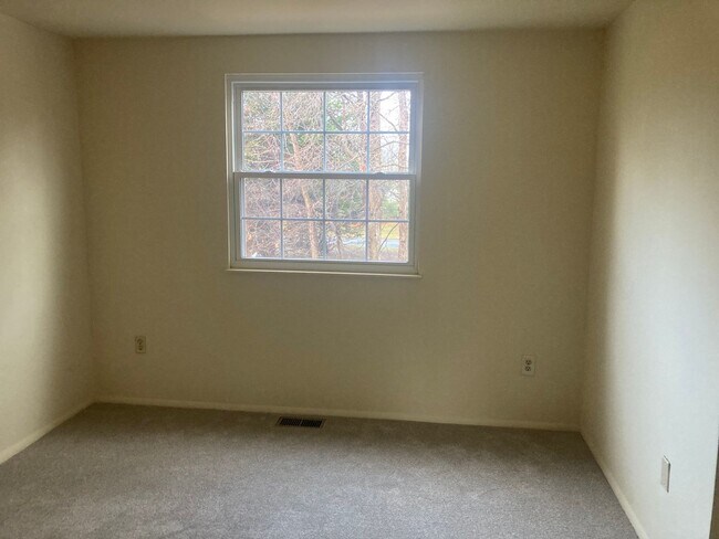 Building Photo - 9640 Greenmeadow Cir