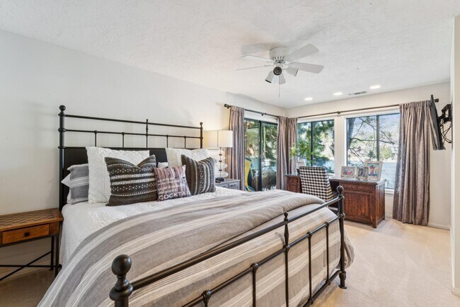 Building Photo - 716 Oak Point