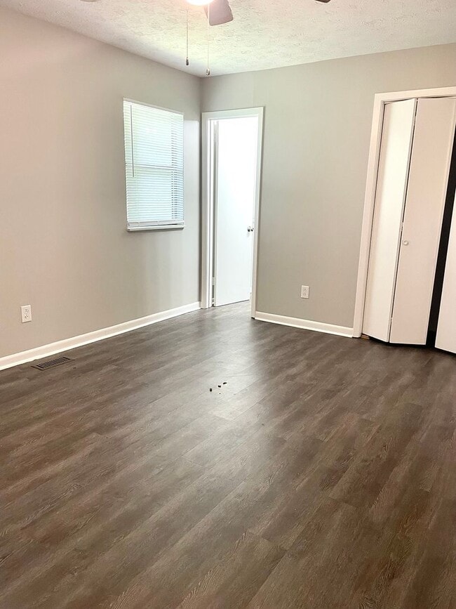 Building Photo - Gorgeous 3 bedroom 2.5 bath home in Farrag...