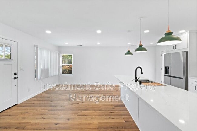 Building Photo - 4026 Charles St