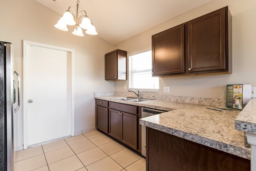 Building Photo - 11831 Cranbourne Dr