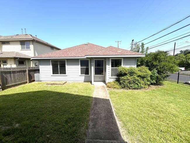 Building Photo - 4 Bed House - North of UT Campus