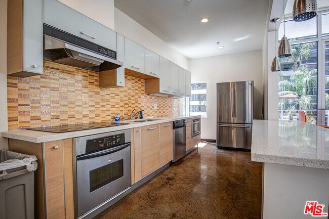 Building Photo - 645 W 9th St