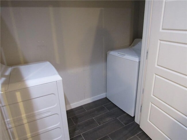 Building Photo - 102 Hidden Springs Dr