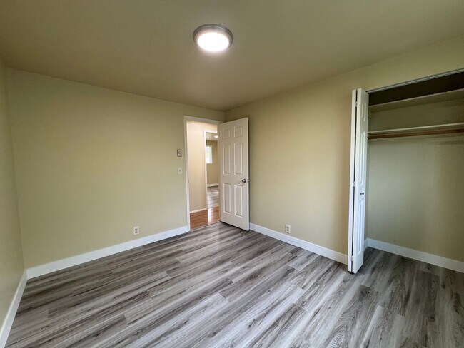 Building Photo - 3-Bedroom, 1-Bathroom Duplex Near Coburg Road