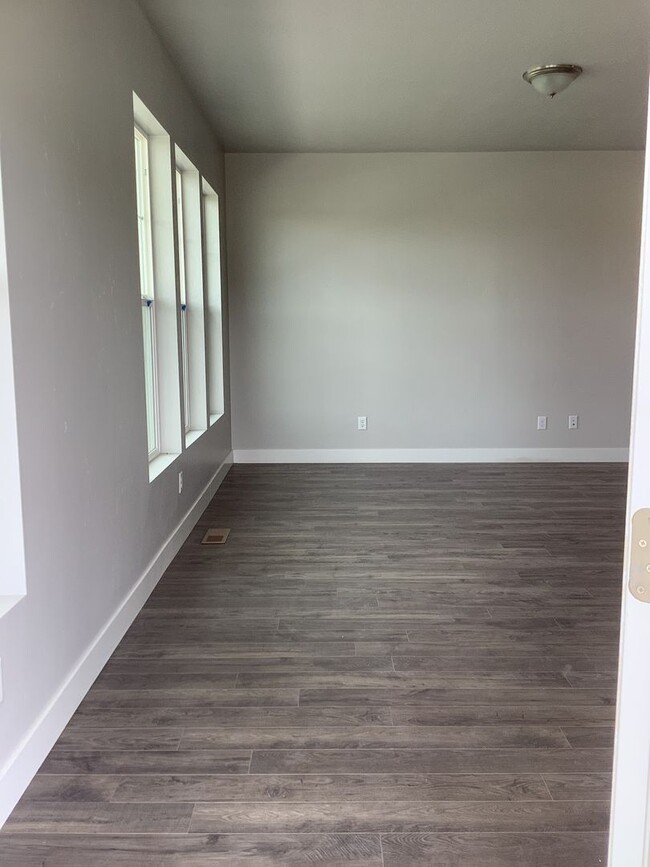 Building Photo - FREE RENT FIRST MONTH  - Townhome in Prime...