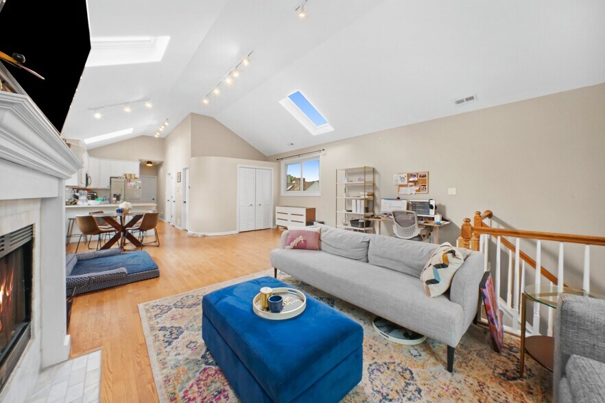 Building Photo - 1028 N Wolcott Ave