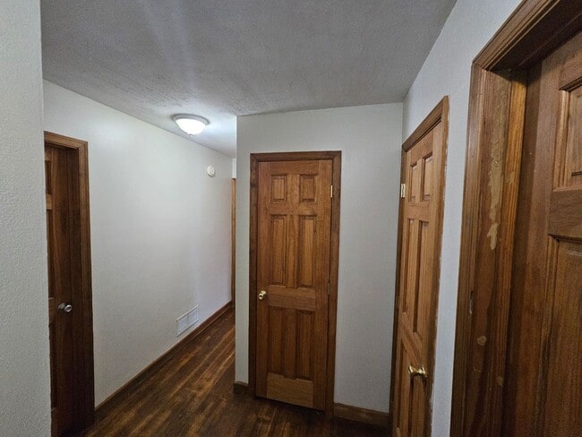 Building Photo - 621 William St