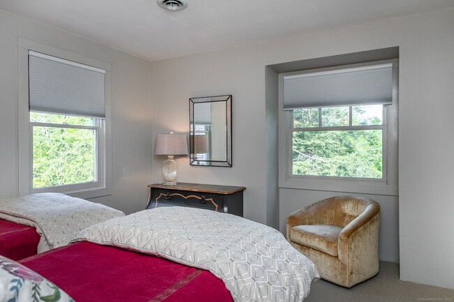 Building Photo - 1 W Woods Rd