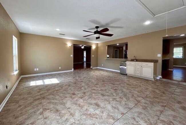 Building Photo - 11925 Longwood Dr