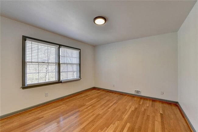 Building Photo - 525 Abernathy Rd NE