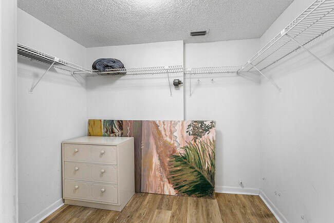 Building Photo - 931 Gardenia Dr