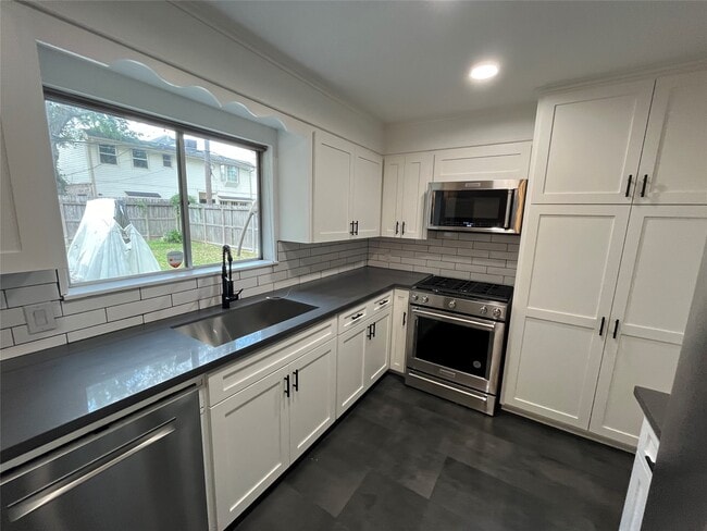 Building Photo - 1327 Moorhead Dr