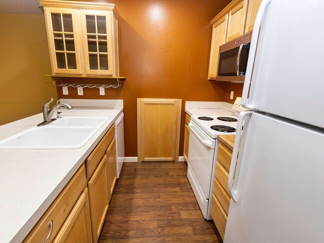 Building Photo - Bright & Spacious 2-Bedroom End Unit Townh...