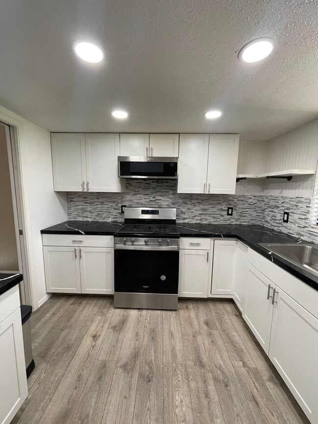 Building Photo - 3 Bedroom / 2 Bathroom for Rent $2,500